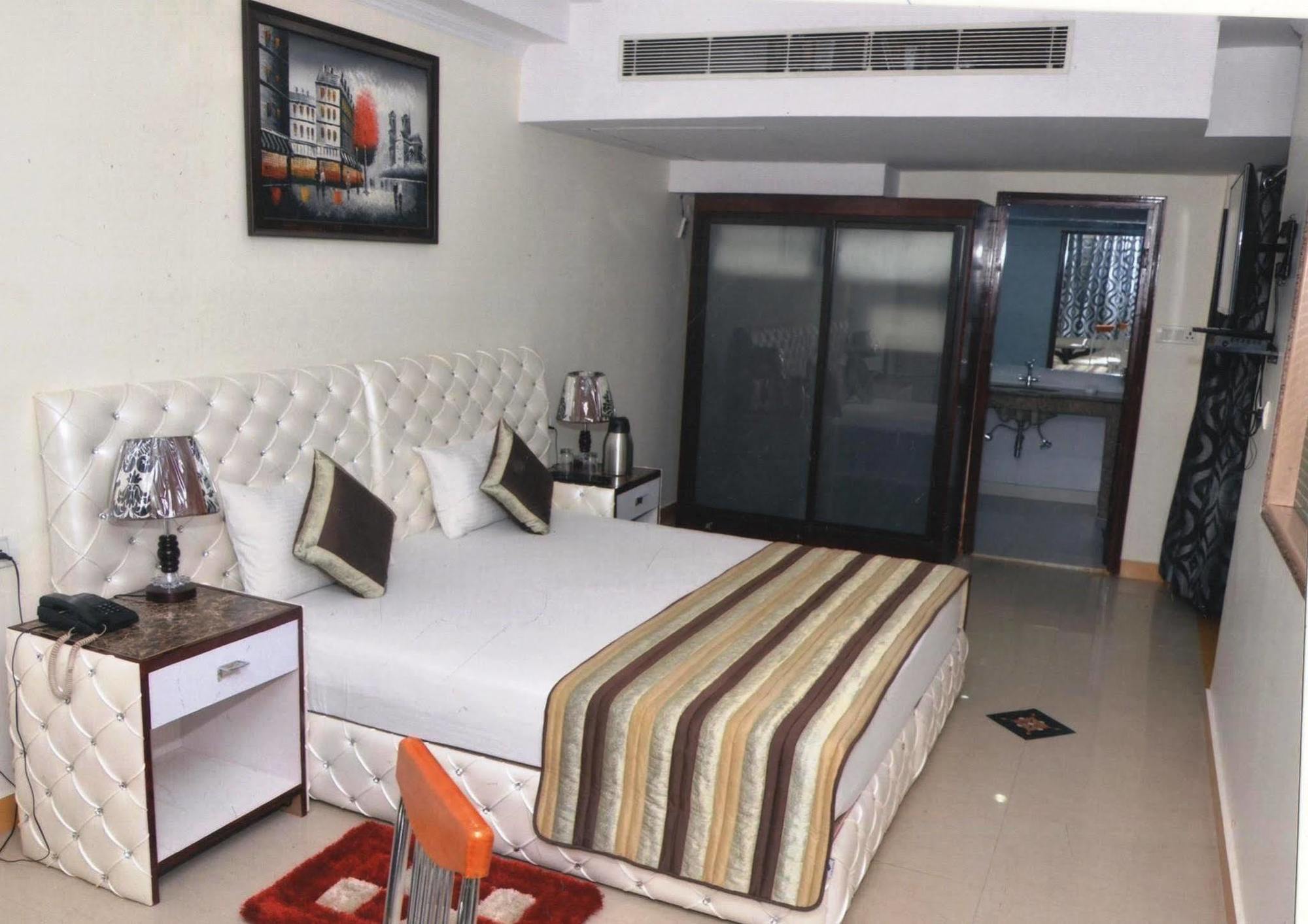 Delite Sarovar Portico Faridabad Dış mekan fotoğraf